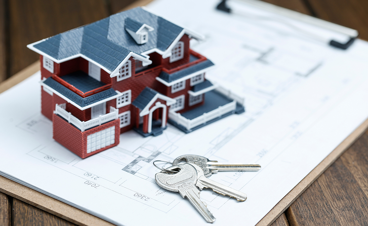 Documentos, llaves y modelos de casas: elementos del mercado inmobiliario
