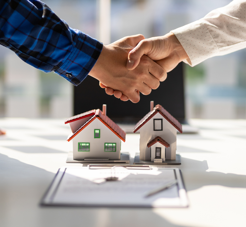 Apretón de manos sellando un acuerdo inmobiliario